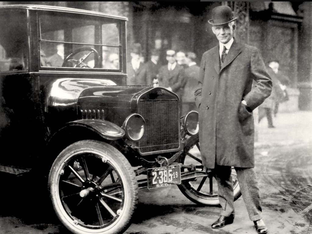 Henry Ford con un Ford T