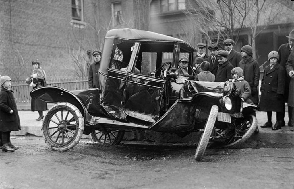 ...a pesar de llevar cadenas! Ford T accidentado