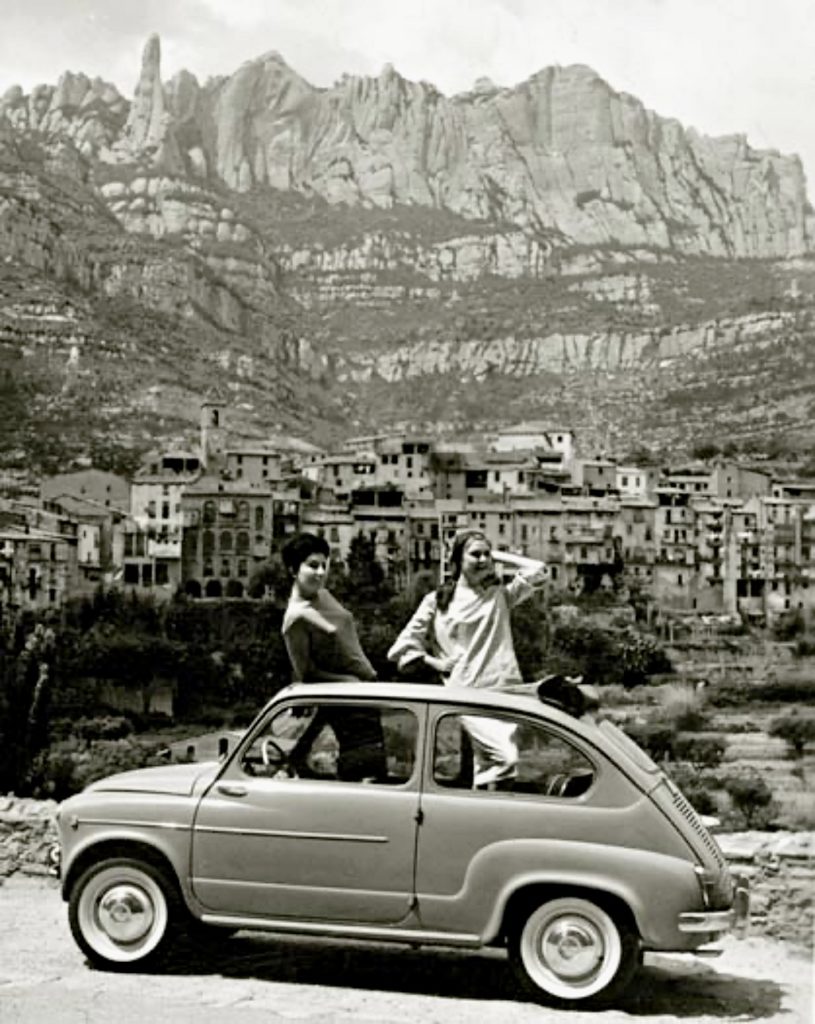 Seat 600 con montañas al fondo