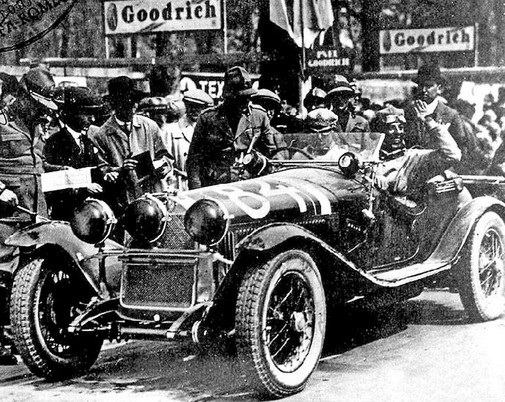 Nuvolari y su copiloto Battista Guidotti (saludando) a la llegada en la Mille Miglia de 1930
