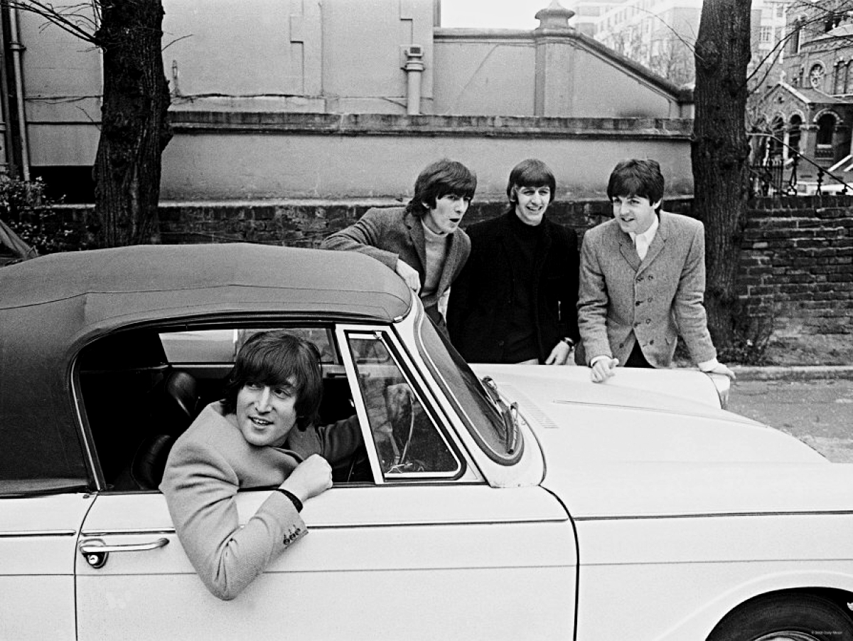 Los Beatles con un Triumph Herald Convertible