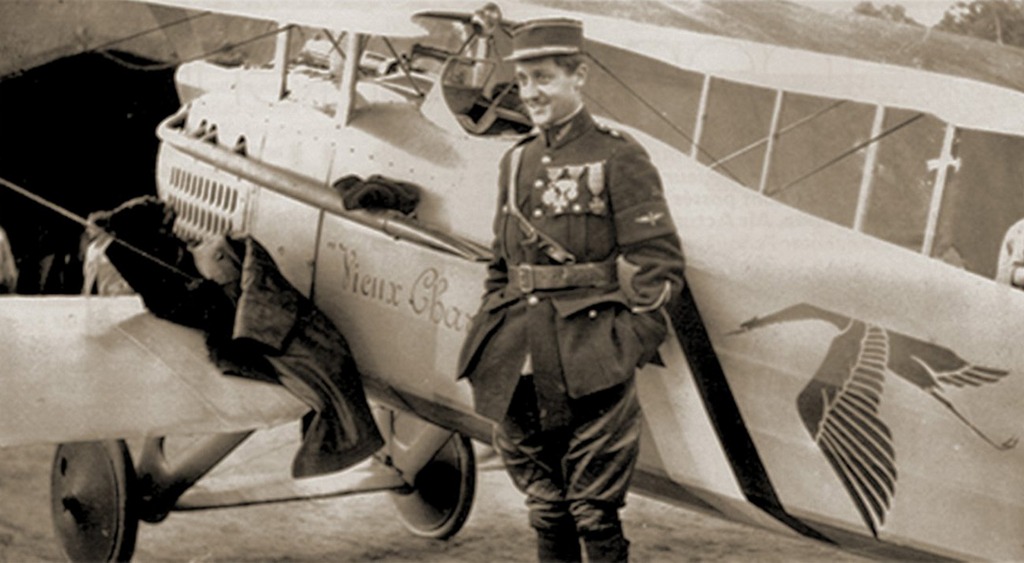 Hispano-Suiza: El Capitán Georges Guynemer junto al emblema de su escuadrón