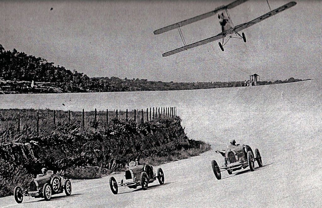 Tres Bugattis en el circuito de Terramar
