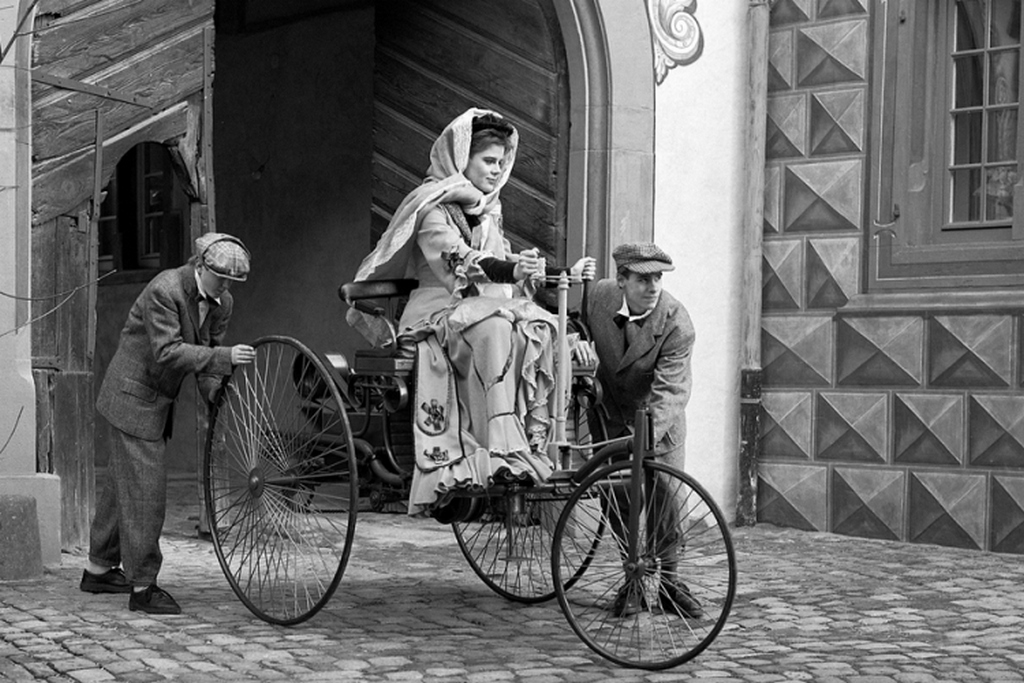 Historia de Mercedes-Benz: Evocación de Bertha Benz y sus hijos emprendiendo viaje