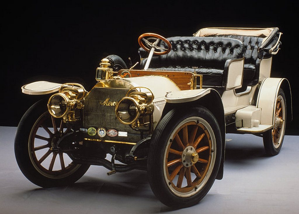 Un Mercedes Simplex 28/32 PS Tourenwagen de 1904. El Simplex, diseñado por Maybach a partir del 35HP, se fabricó entre 1902 y 1909 y su nombre deriva de la intención de ofrecer un gran confort a través de la simplicidad y en efecto era muy fácil de manejar para el estándar de la época | Foto: Daimler AG