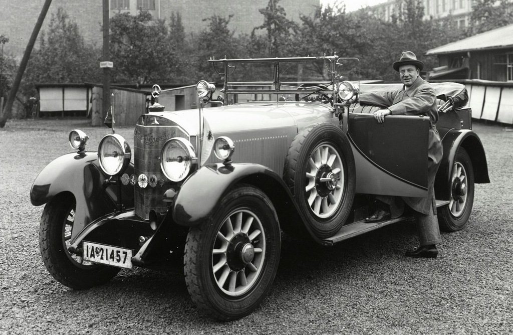 Historia de Mercedes-Benz: El tenor Richard Tauber con su Mercedes Typ 24/100/140 PS, vendido a partir de 1926 como Mercedes-Benz Typ 630 | Daimler AG