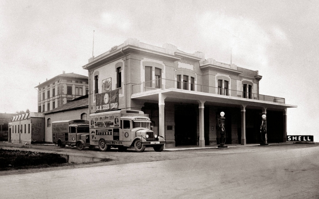 El edificio de la Scuderia Ferrari, en el Viale Trento Trieste de Modena, en 1932: atención a los camiones patrocinados, algo nada común en la época.
