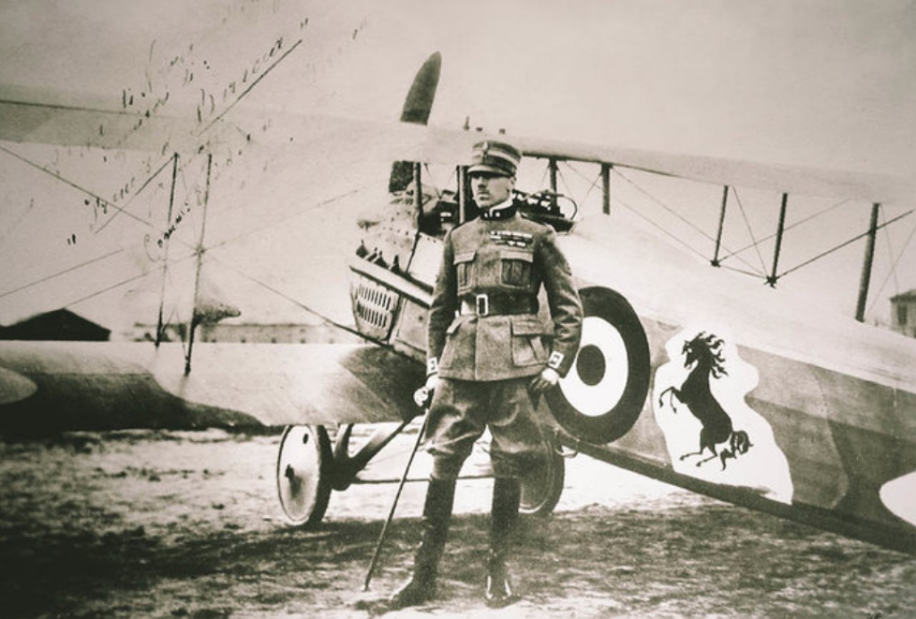 Francesco Baracca y su avión de combate con el famoso Cavallino Rampante, probablemente inspirado en el escudo de Stuttgart tras abatir a un avión alemán – de ahí la similitud con el caballo del escudo de Porsche, cuya sede está en la ciudad alemana