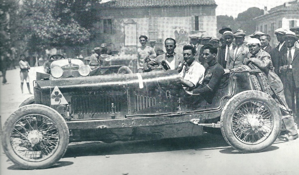 Enzo Ferrari y su copiloto-mecánico en la Coppa Ciano de 1924
