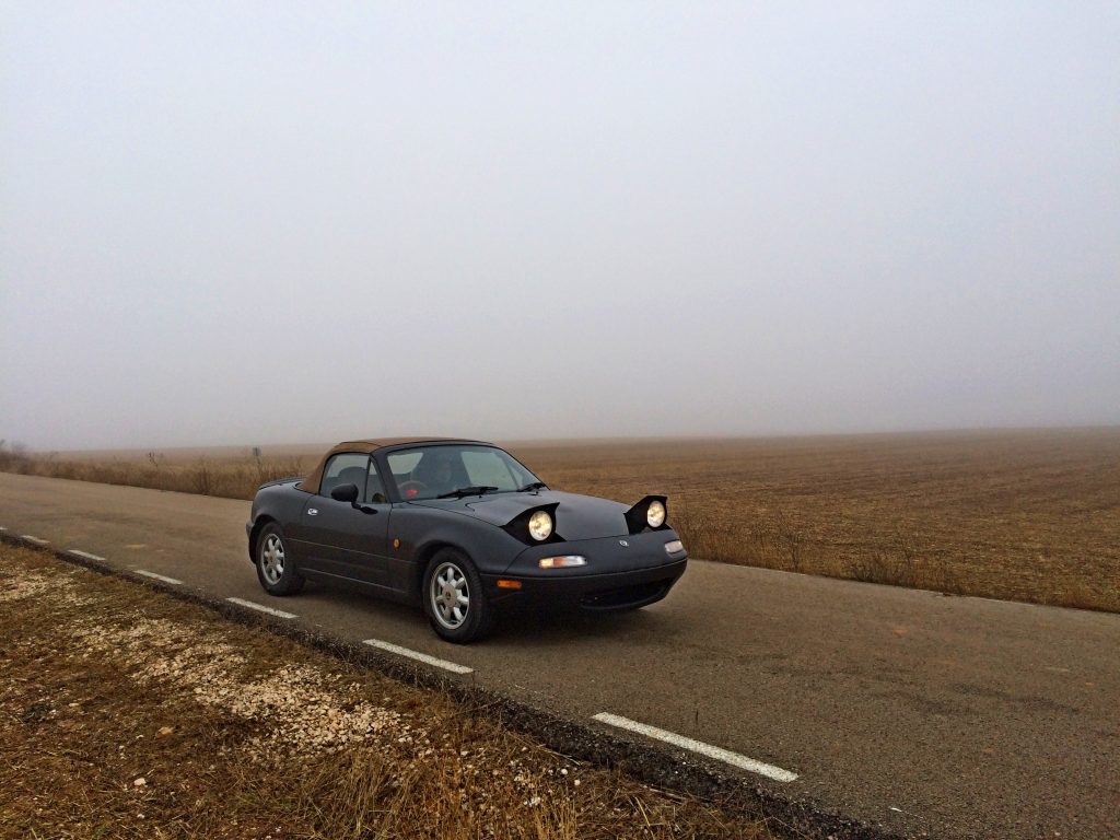 Eunos Roadster en la niebla