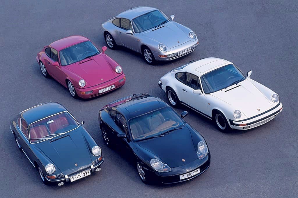 Evolución del Porsche 911: a la izquierda el “Urmodell” (63-73): 81.032 unidades fabricadas, el blanco es el “G-modell” (73-89): 193.605; el fucsia es un 964 (88-94): 63.753; el plateado es un 993 (93-98): 68.839; finalmente el oscuro es un 996 (desde 1998), el primero con motor refrigerado por agua | Foto: Porsche AG