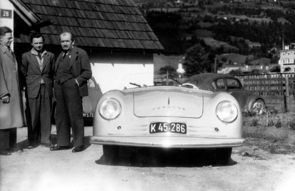 Ferry Porsche con su padre y Erwin Komenda en 1948 | Foto: Porsche AG