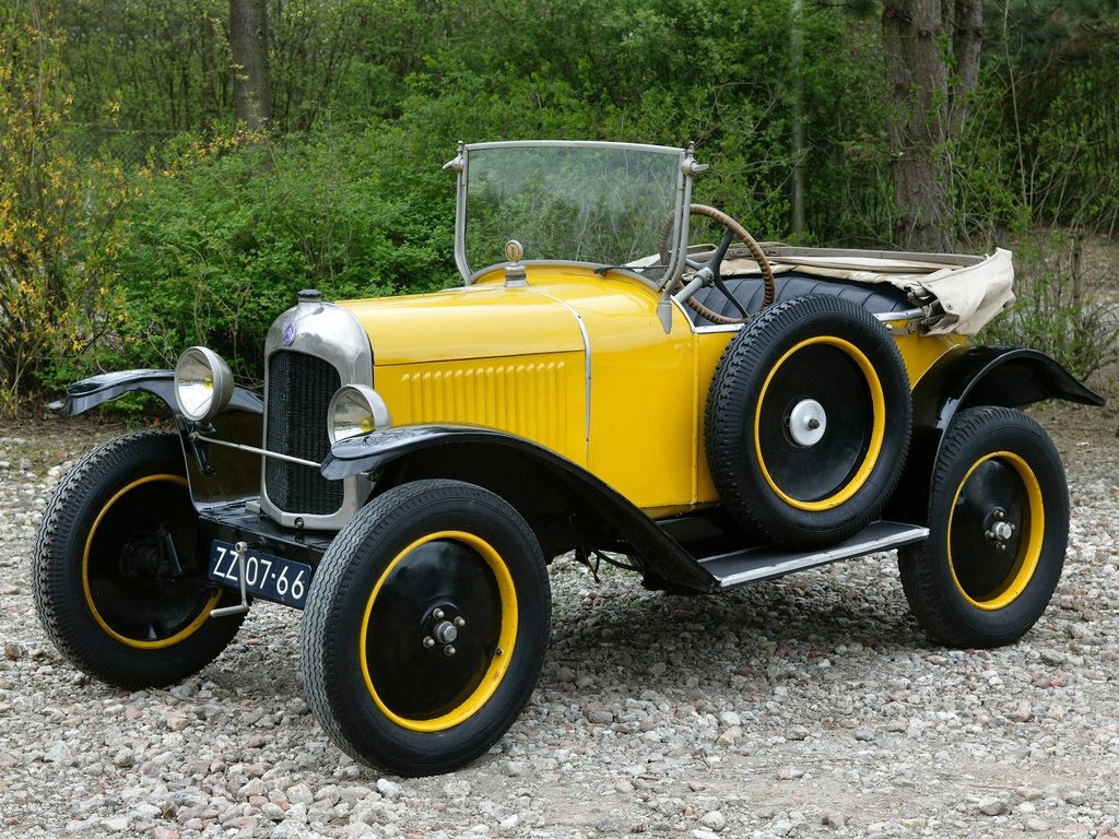 El Citroën 5HP del que se hicieron 83.000 unidades entre 1922 y 1926, apodado "Petit citron" (el limón amarillo) y también "Cul de poule" por el color amarillo de las primeras unidades y la forma característica de la trasera