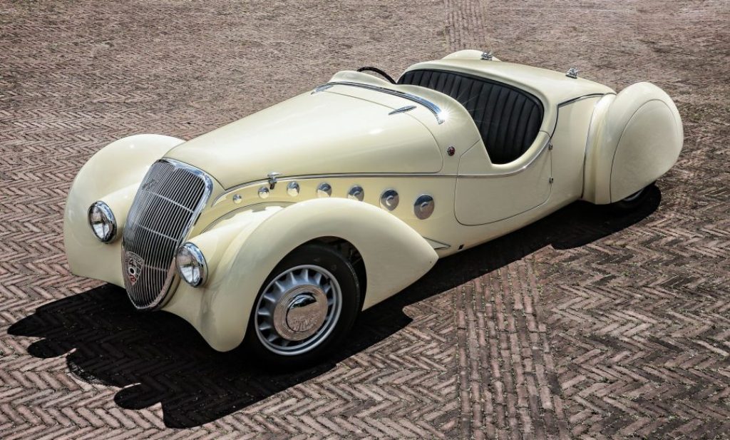 El Peugeot 402 Darl'Mat Special Sport Roadster de 1938, de lo más fascinante que ha ofrecido la marca, por cortesía de Émile Darl'Mat, que tenía un concesionario de la marca y fue el responsable de liderar el desarrollo de estas preciosidades | Gooding & Company