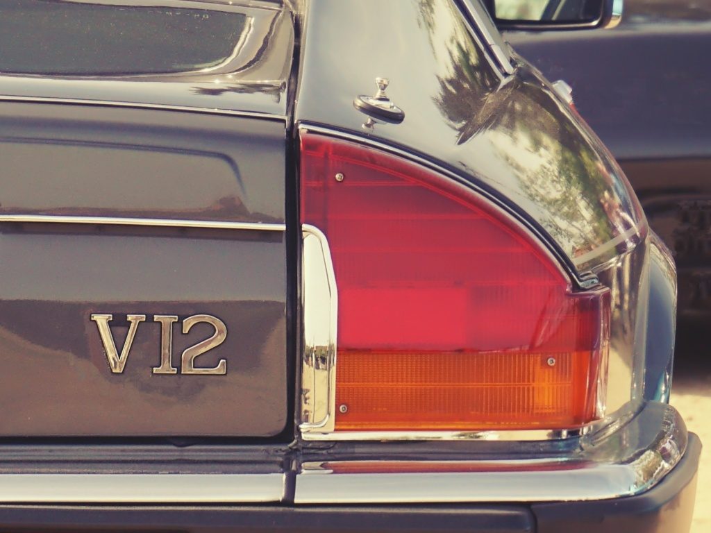 Tipografía Jaguar XJS V12