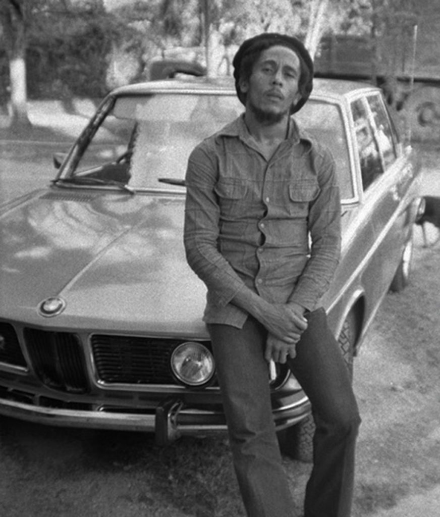 Bob Marley con su BMW Bavaria del '73 en su casa en Kingston, Jamaica en 1976 | Peter Simon
