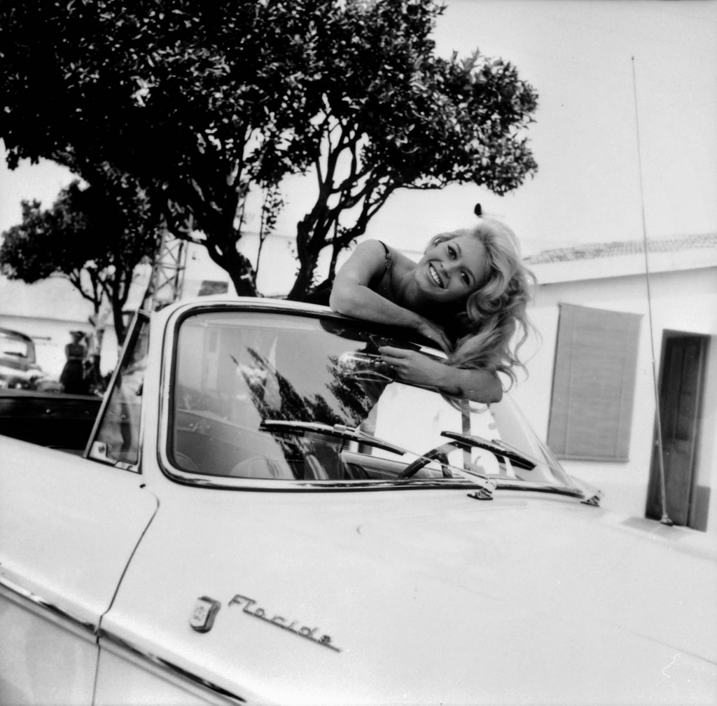 Brigitte Bardot posando desde un Renault Floride a principios de los '60 | Keystone-France:Gamma