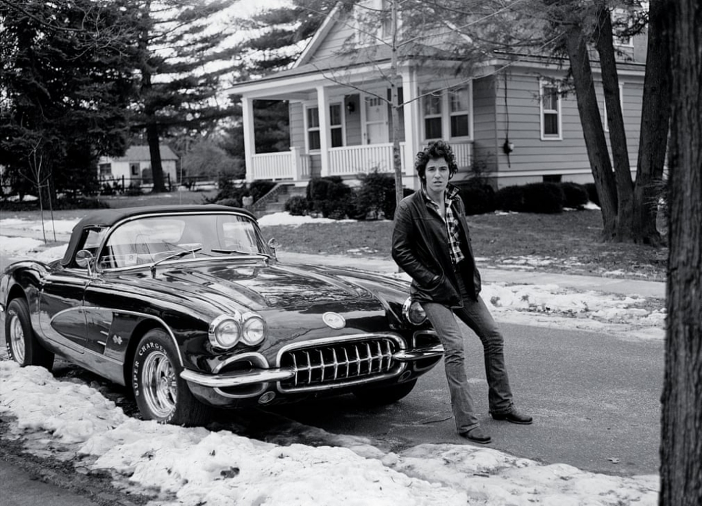 Bruce Springsteen con su Chevrolet Corvette en New Jersey en 1978 | Frank Stefanko
