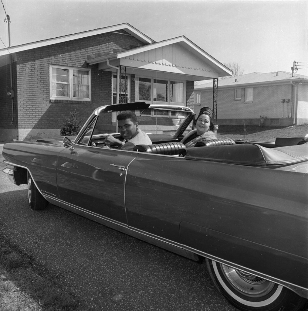 Cassius Clay (Muhammad Ali) con su madre Odessa Grady Clay en su Cadillac Eldorado del '63