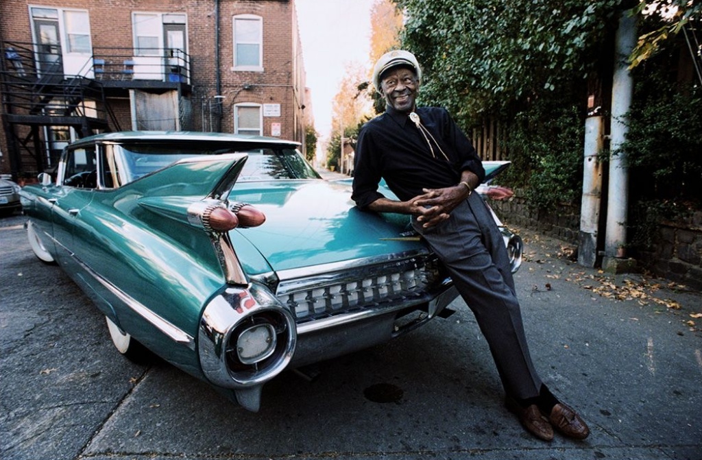 Chuck Berry posando con un Cadillac del '59 para is Esquire Magazine el 10.11.2011 en St Louis, Missouri | Danny Clinch para Esquire:Contour