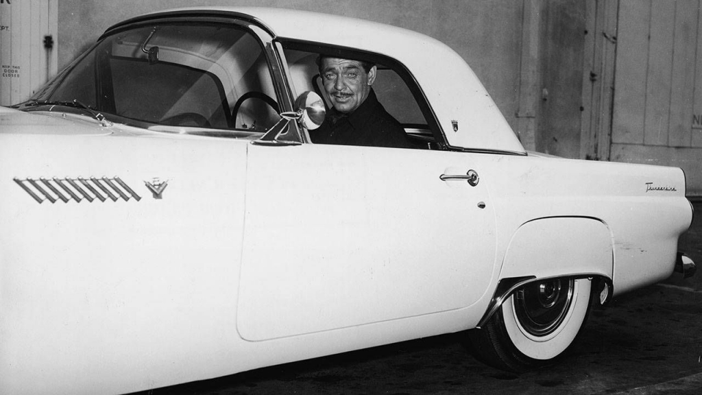 Clark Gable sentado en su Ford Thunderbird del '55 | Hulton Archive