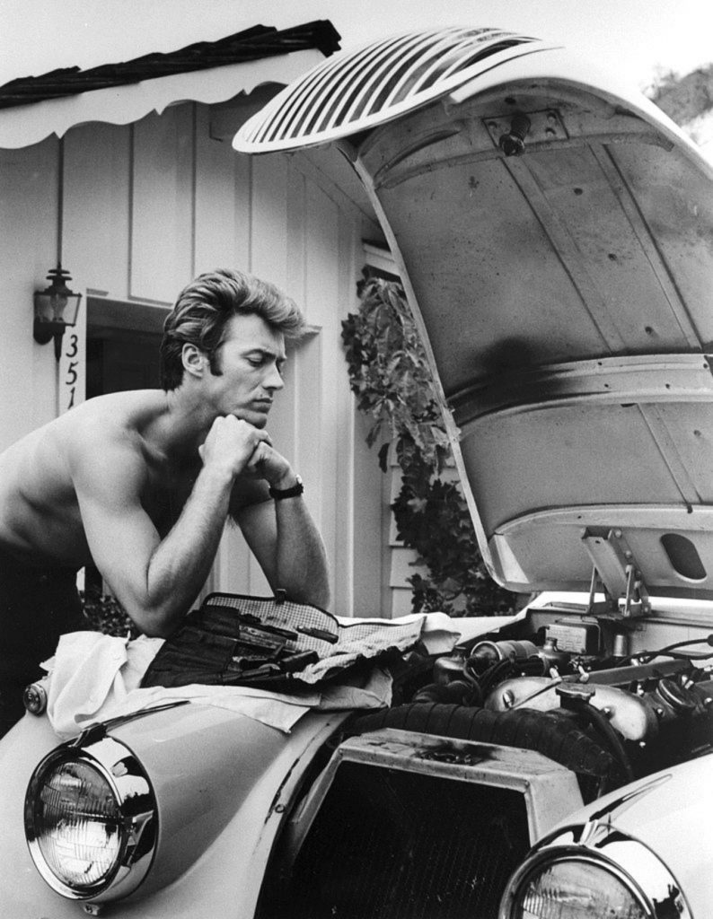 Clint Eastwood con su Jaguar XK-150 del '58 en 1961