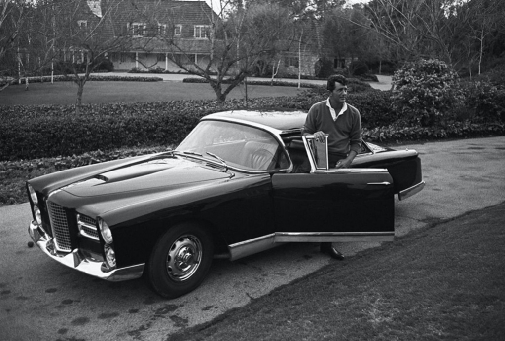 Dean Martin llegando a su casa en su Facel Vega HK500 del '60 en 1961 | Sid Avery