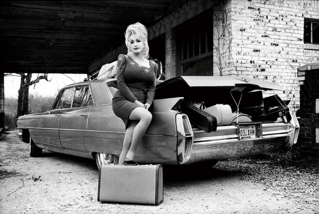 Dolly Parton posando con un Cadillac del '64 para el album Hungry Again en 1998