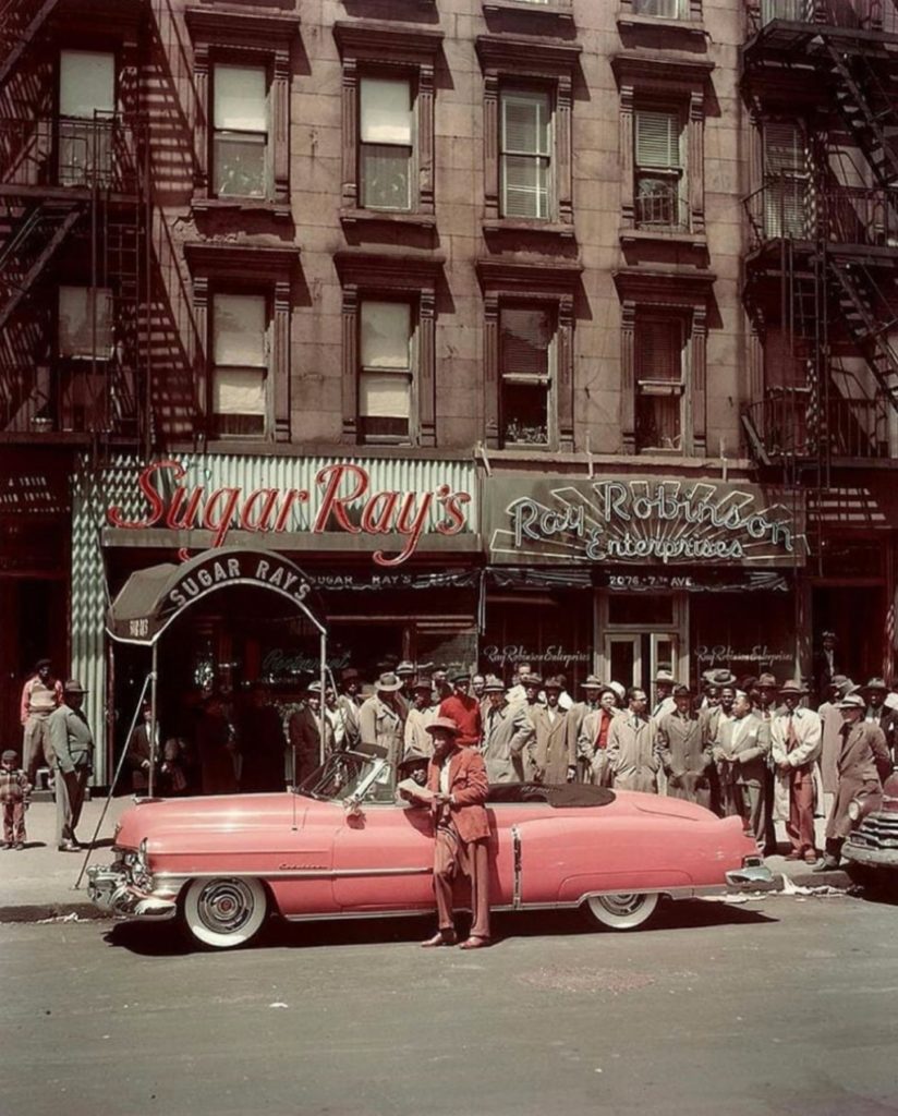 El boxeador Sugar Ray con su Cadillac convertible del '50 delante de su restaurante en Harlem | George Karger:Pix Inc.:The LIFE Images Collection
