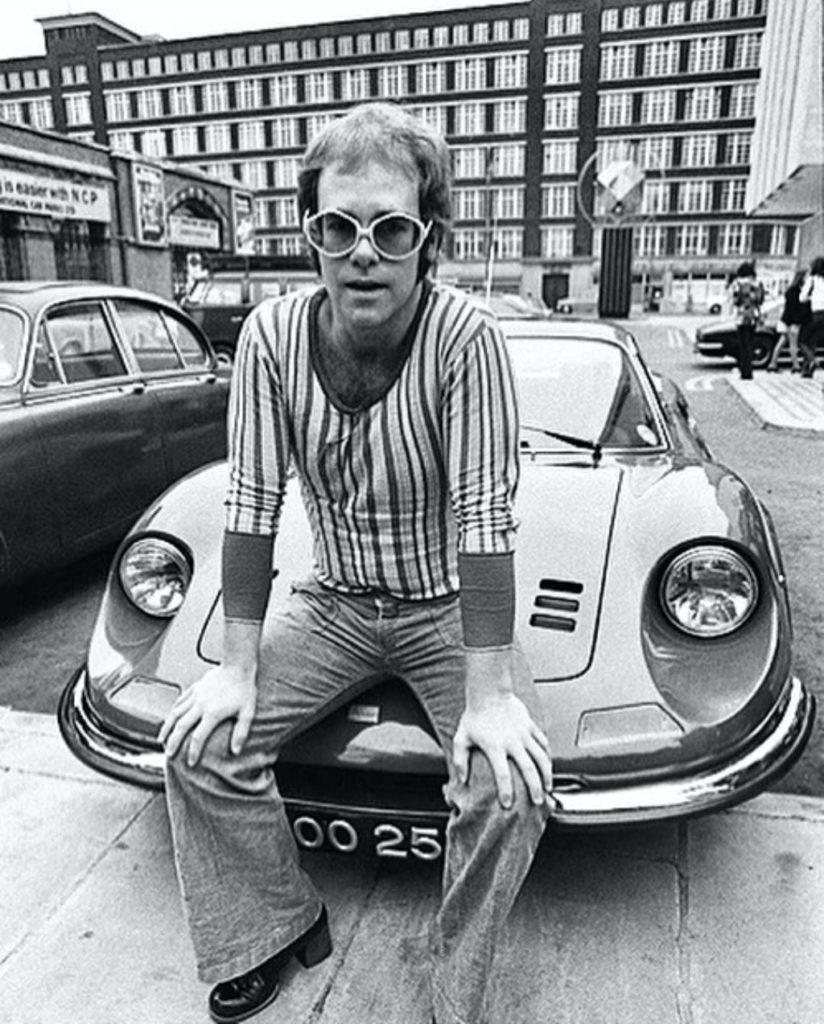 Elton John y su Dino 246 GT en 1972