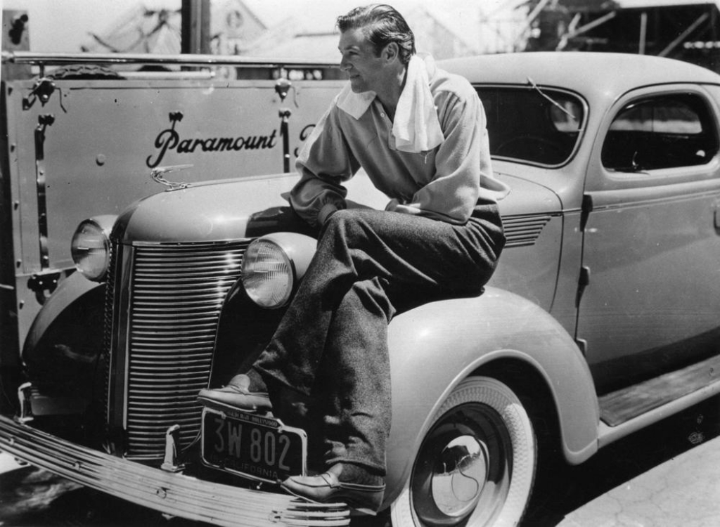Gary Cooper sentado sobre su De Soto en las instalaciones de la Paramount en 1937 | akg-images:Imagno