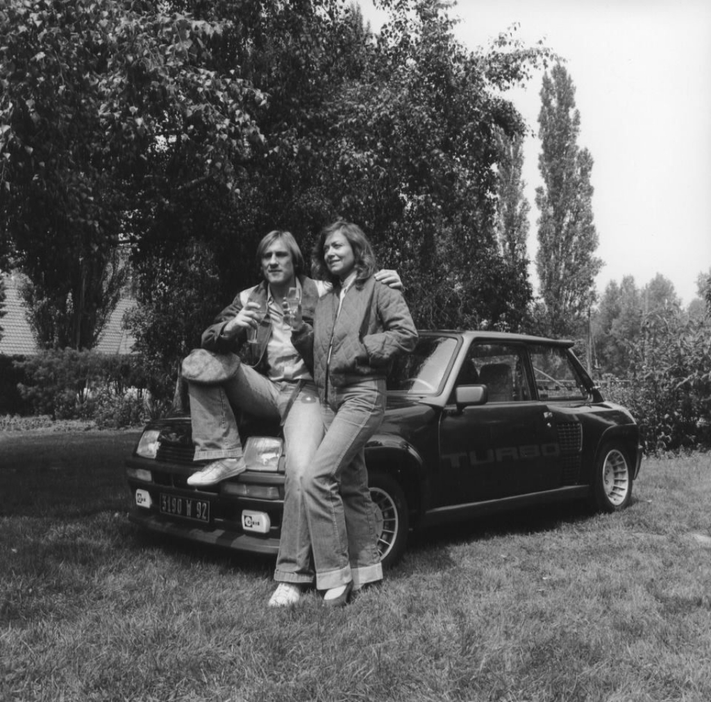 Gerard Depardieu y su Renaut 5 Turbo 2 a mediados de los '80