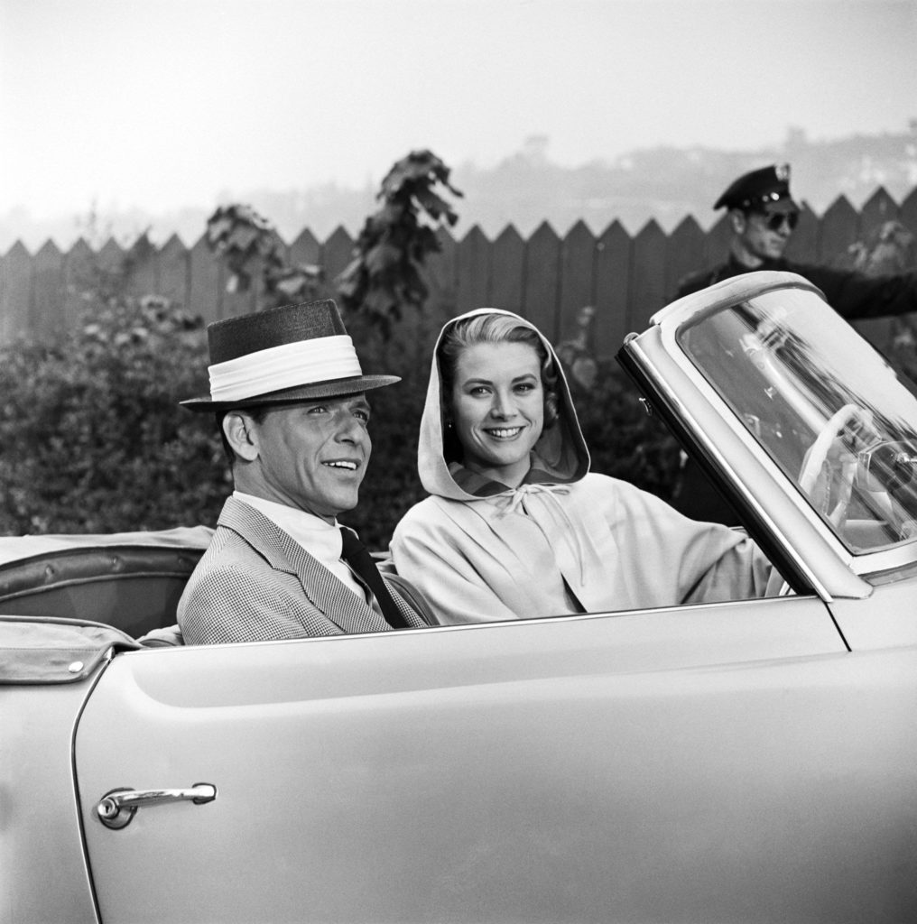 Grace Kelly y Frank Sinatra a bordo de un Mercedes-Benz 190 SL en el rodaje de la película "High Society" en 1956