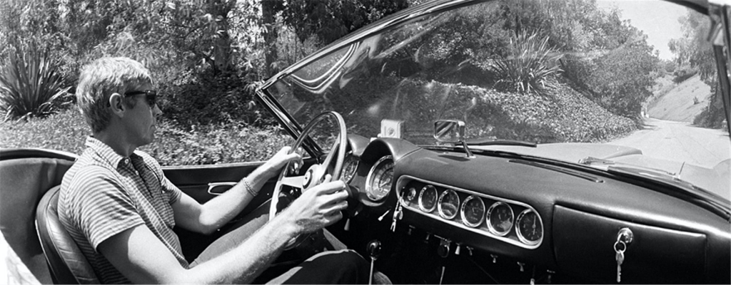 James Coburn con su Ferrari 250 GT Spider California del '62 en Benedict Canyon en 1966 | David Sutton