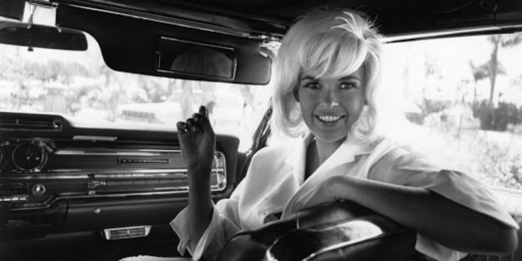 Jayne Mansfield sentada en una limusina | Express Newspapers