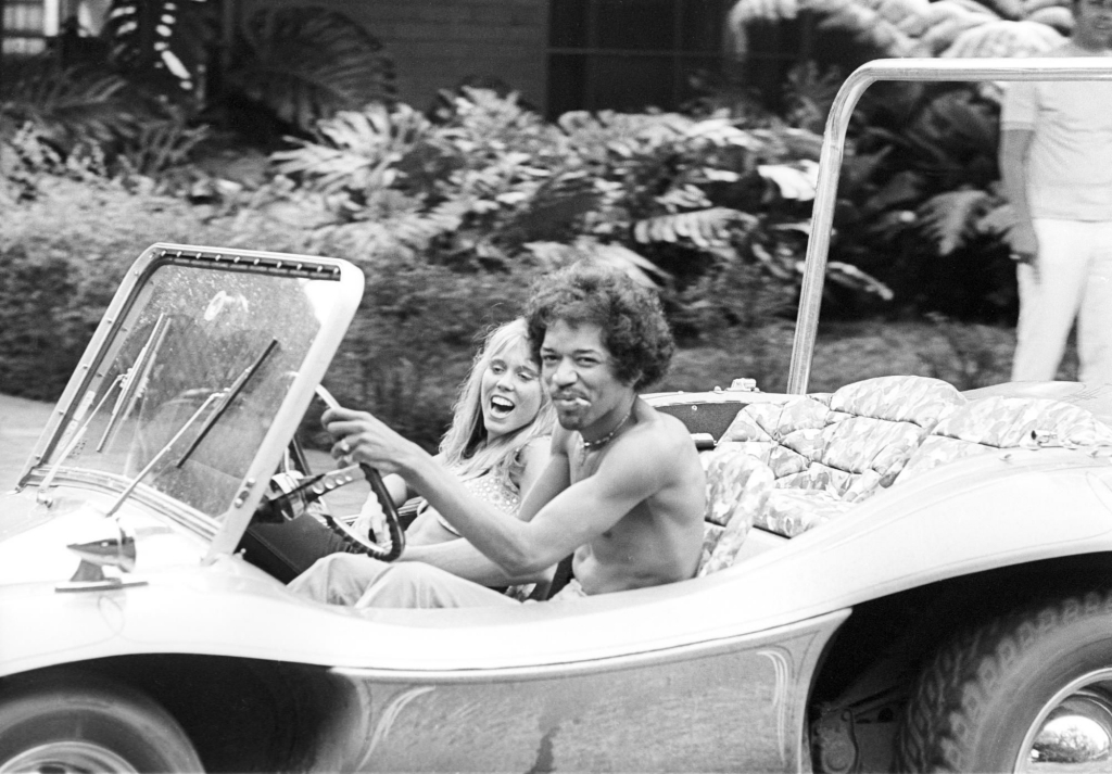 Jimi Hendrix conduce un Volkswagen Dune Buggy el 6.10.1968 en Honolulu, Hawaii