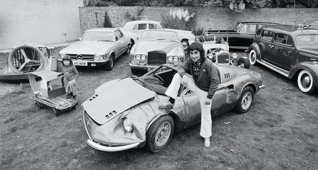 Keith Moon de con su hija Amanda, su Dino 246 GT y resto de coches de su colección en Tara, su casa en Surrey, Reino Unido en 1972 | Jack Kay:Daily Express:Hulton Archive