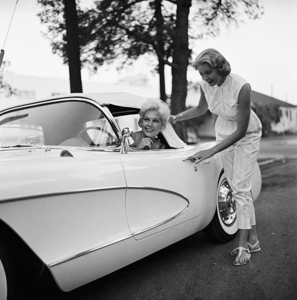 Kim Novak y su Chevrolet Corvette del '56 en 1956 | Sid Avery