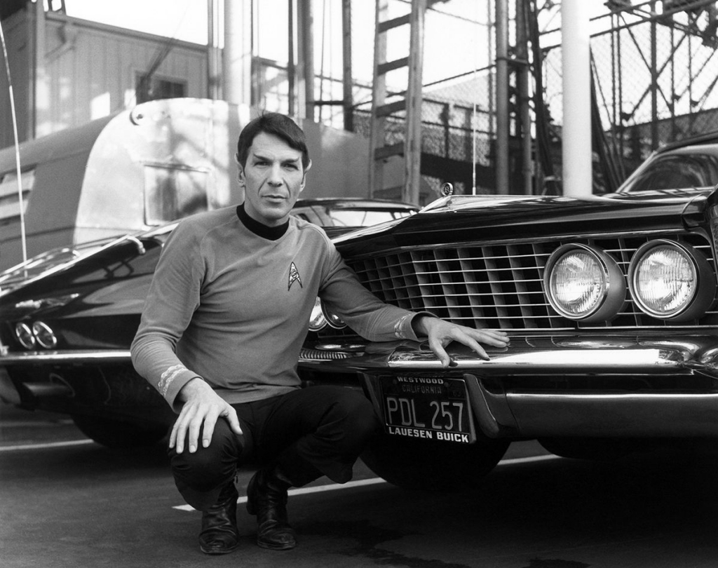 Leonard Nimoy y su Buick Riviera del '64 en una pausa del rodaje de Star Trek en 1964 | Rex Features