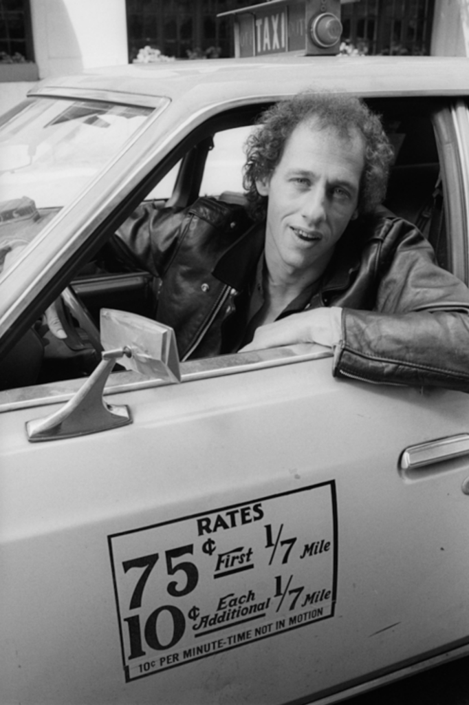 Mark Knopfler al volante de un taxi de Nueva York el 11.9.1979 | Allan Tannenbaum