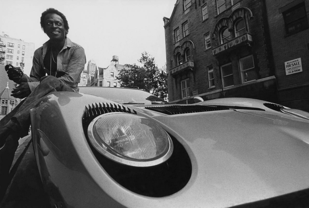 Miles Davis sentado sobre su Lamborghini Miura | Mark Patiky:Condé Nast