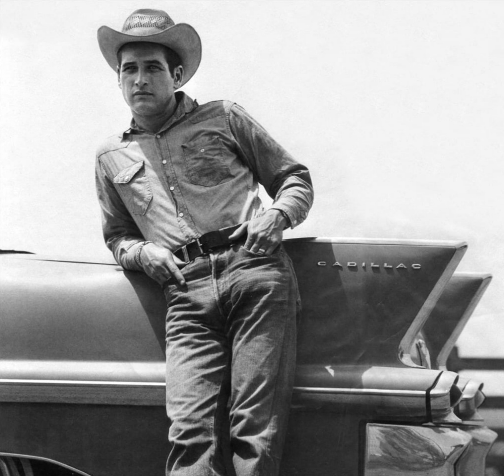 Stars & Cars Paul Newman caracterizado como el ranchero Hud Bannon apoyado sobre un Cadillac del '58 durante el rodaje de "Hud" en 1963 | Bradley Smith/Corbis