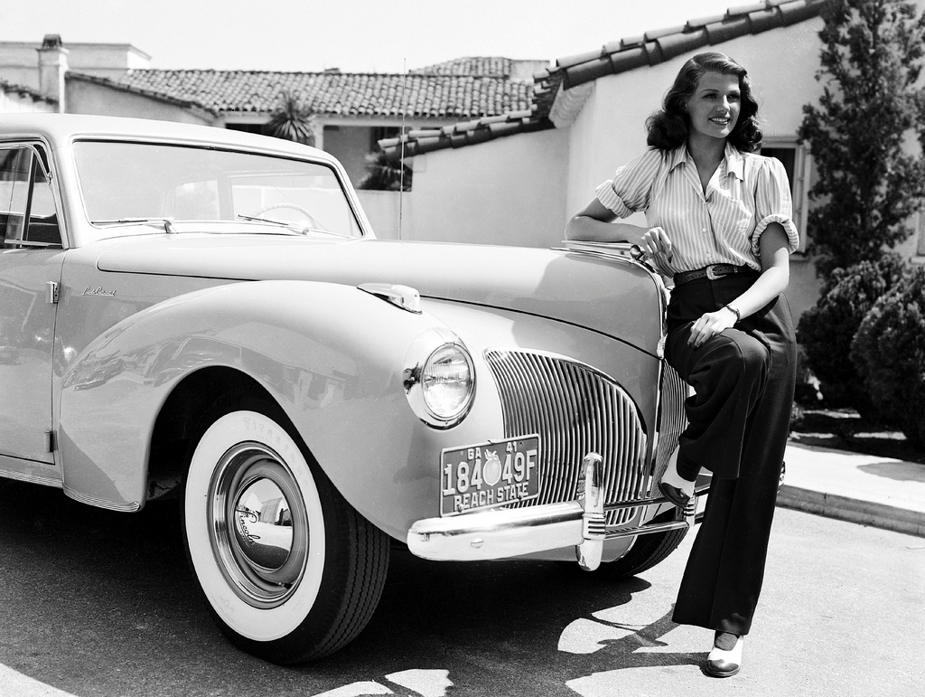 Rita Hayworth posando junto a un Lincoln en 1941 | John Kobal Foundation