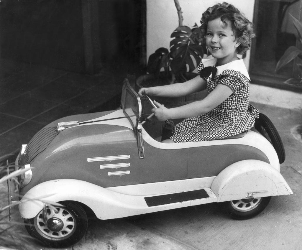 Shirley Temple sentada en un coche a pedales hacia 1935 | Hulton Archive