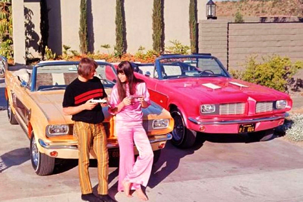 Sonny & Cher con sus Ford Mustang modificados por George Barris, usados luego en la película Good Times en 1966 | Ford Motor Company