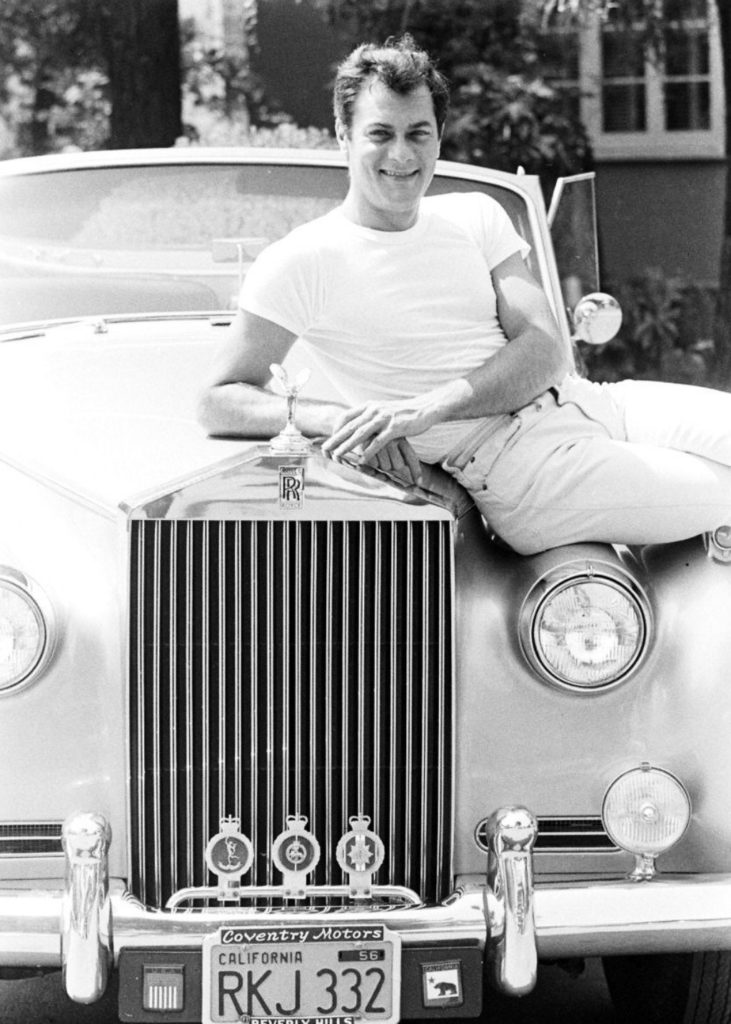 Tony Curtis con su Rolls-Royce en Los Angeles, California en 1961 | Ralph Crane Time & Life Pictures