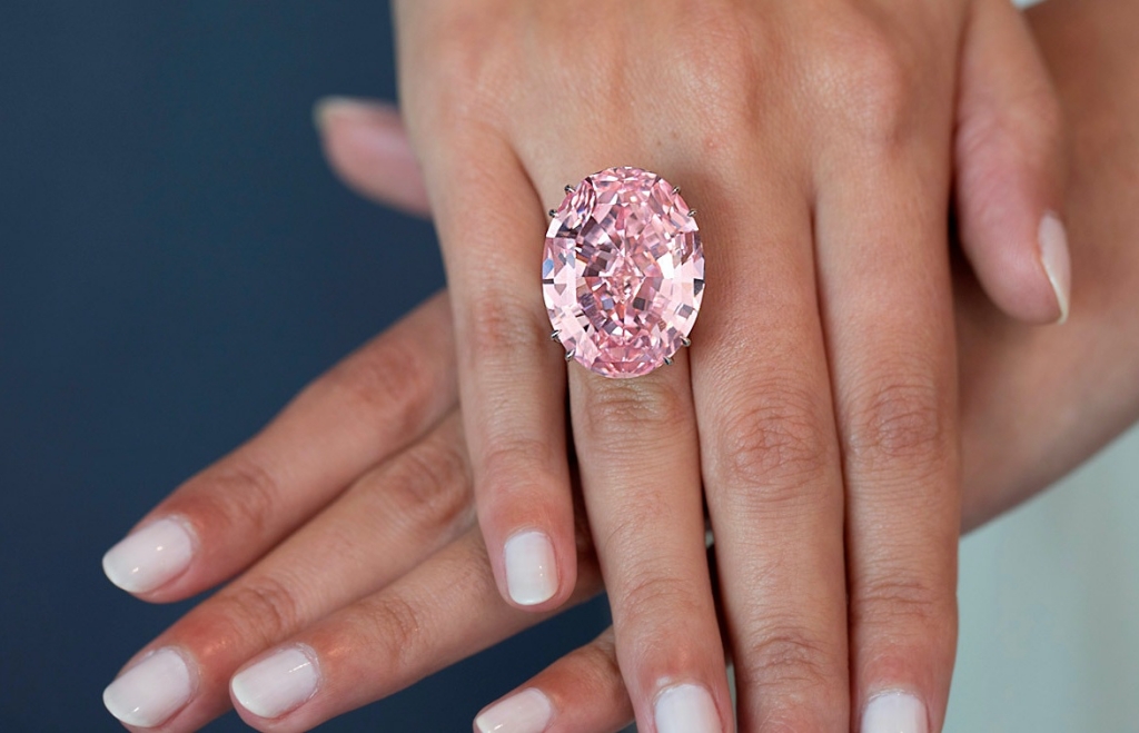 Diamante “Pink Star” de 59.6 kilates vendido por Sotheby’s en Ginebra el 4.4.2017 por 76,2 M$ (80,2 M$)