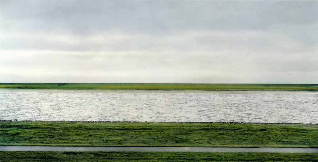 Fotografía “Rhein II” de Andreas Gursky (1999) vendida por Christies en New York el 8.11.2011 por 4,4 M$ (5 M$)