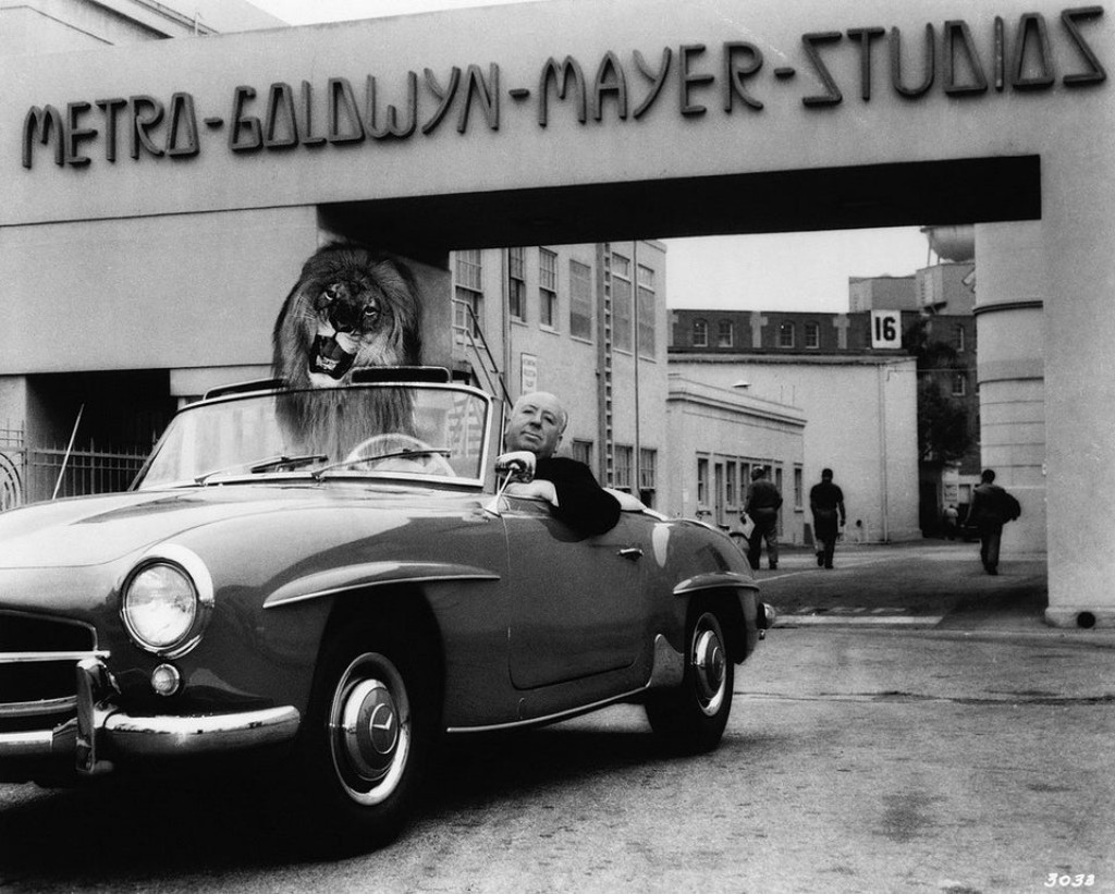 Alfred Hitchcock saliendo de los estudios de MGM a bordo de su Mercedes-Benz 190 SL en 1959 | MGM