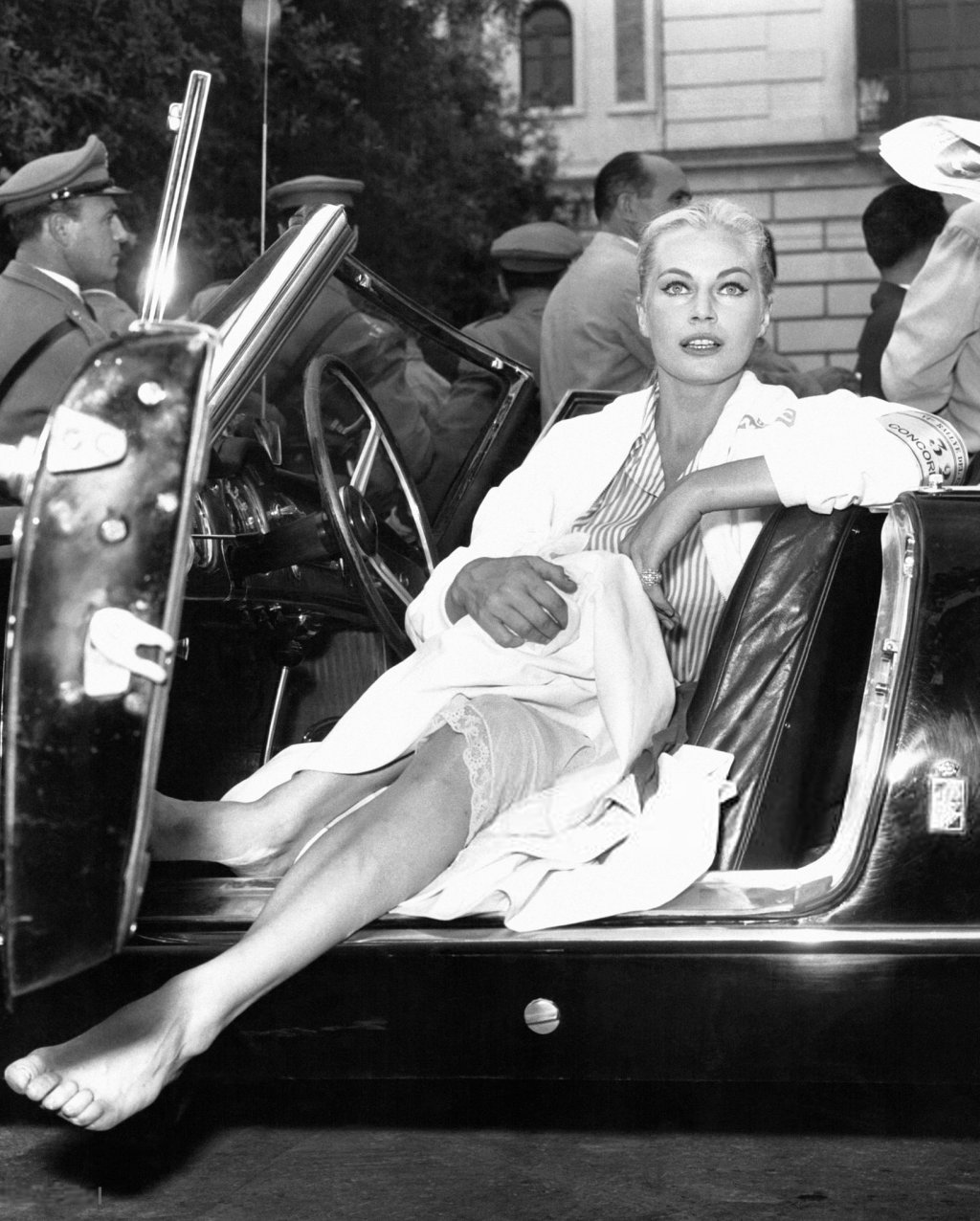 Anita Ekberg saliendo de su coche en un festival de cine en Castrovillari, Italia, hacia 1960 | Keystone:Hulton Archive:Getty Images